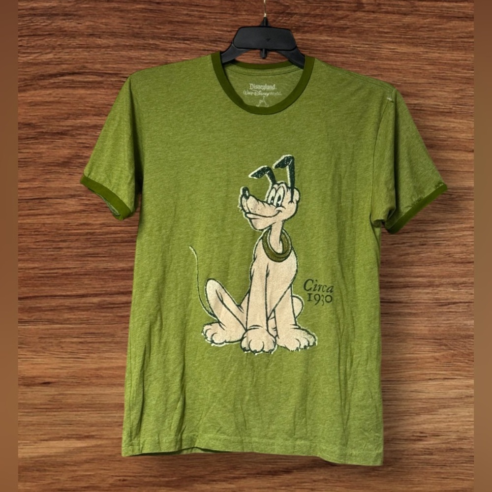 NWOT DISNEY MEN'S PLUTO CIRCA 1930 DOG GRAPHIC GREEN SHORT SLEEVE SHIRT